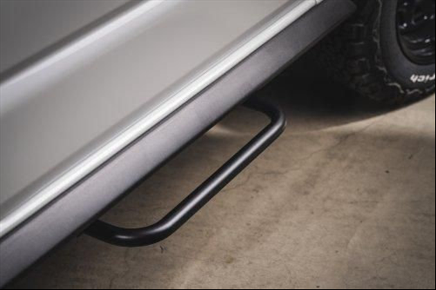 Heritage SIDE STEP LEVELⅡサイドステップLEVELⅡ for ジムニー JB64W 1型・2型は完全ボルトオンで装着OK。3型以降は樹脂カバーの一部カットといった簡単な加工が必要になる。