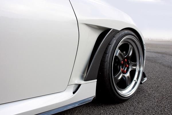 GARAGE VARY GR86　フロントフェンダー 一部カーボン製